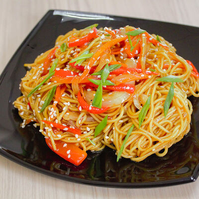 Яичная лапша с овощами в соусе терияки в Maiko Sushi Bar по цене 189 ₽