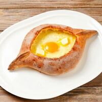 Хачапури по-аджарски с яйцом в Пилпили