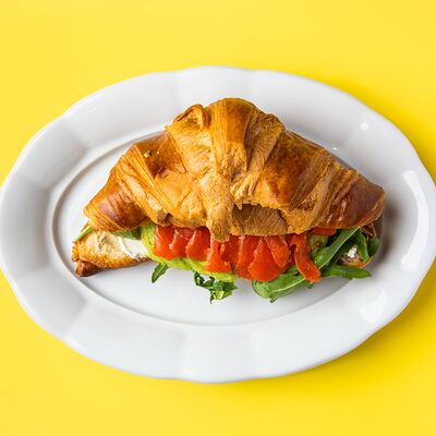 Круассан со слабосоленой неркой и кремом из козьего сыра в Лу по цене 890 ₽