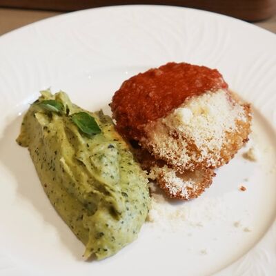 Цыпленок Пармиджано с картофельным пюре с песто в Особняк по цене 480 ₽