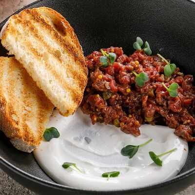 Тартар из говядины с трюфельным муссом в Вкусновица по цене 780 ₽