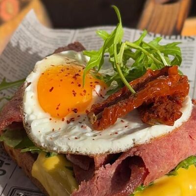 Бриошь с говяжьей ветчиной в Дача по цене 489 ₽