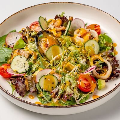 Салат с морепродуктами и манго соусом в Гарда бар по цене 1090 ₽