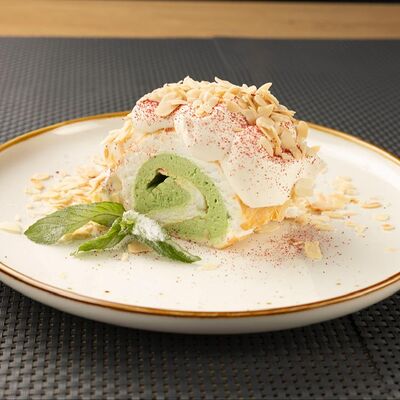 Фисташковый рулет со сливочным кремомв YUMMY по цене 480 ₽