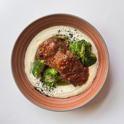 Томленые говяжьи щечки, пюре из цветной капусты, брокколи в Rice foodcoffee по цене 4990 ₸