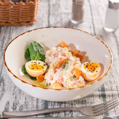 Салат оливье с копчёной треской в Molly Malone по цене 600 ₽