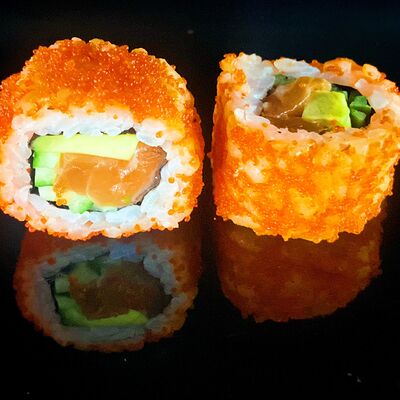 Ролл Калифорния с лососем в Император SUSHI PREMIUM по цене 880 ₽