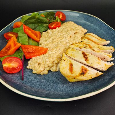 Стейк из куриной грудки с пастой птитим и овощным салатом в Байский по цене 770 ₽