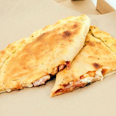 Кальцоне с ветчиной и грибами в Hot-Pizza по цене 365 ₽