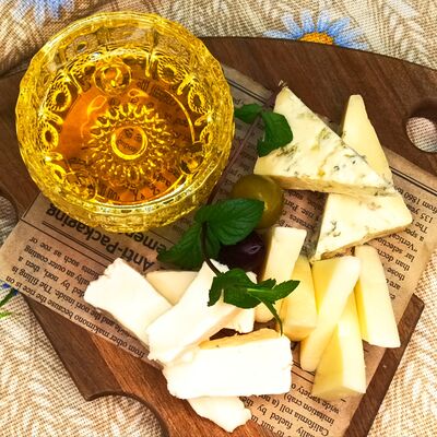 Сыр на Доске в Ресторан Хата возле Шереметьево по цене 1240 ₽