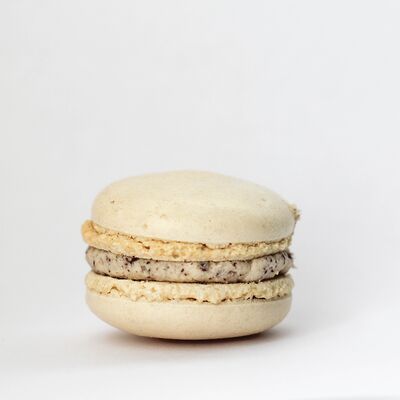 Макарон Ванильное мороженое с шоколадной крошкой в Гости по цене 160 ₽