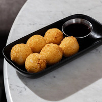 Сырные крокеты с черносмородиновым соусом в Ватерлоо