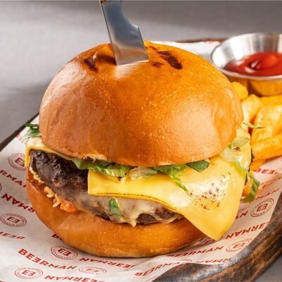 Фирменный бургер с картофелем фри в BEERMAN&Schlitz по цене 990 ₽