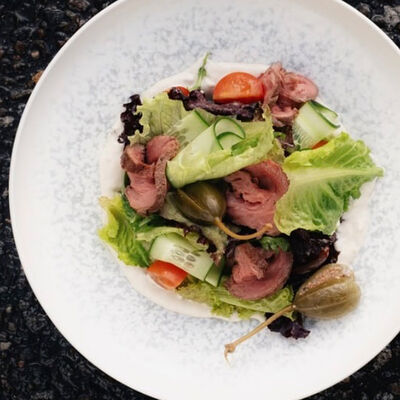 Салат с ростбифом, каперсами и соусом вителло-тонато в Bro Bakery по цене 26 р.