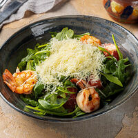 Салат с авокадо, креветками и рукколой в Арт-кафе Гончаровъ