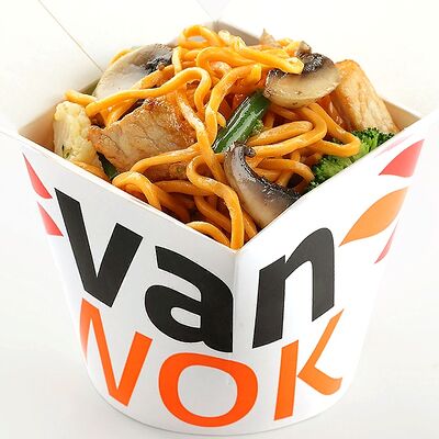 Вок с яичной лапшой, куриной грудкой и шампиньонами в соусе Токио в Vanwok по цене 526 ₽