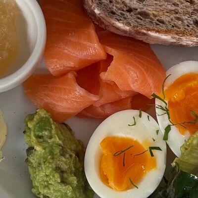 Велнес завтрак с лососемв Kofefornia по цене 1020 ₽