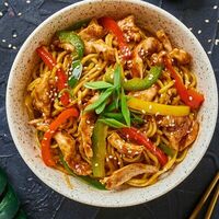 Вок с курицей и овощами в PAPA’S KITCHEN