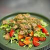 Тёплый салат с куриной печенью в Le cafe veranda по цене 490