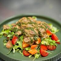 Тёплый салат с куриной печенью в Le cafe veranda