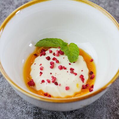 Панакота с сезонными ягодами в MON PARIS по цене 340 ₽