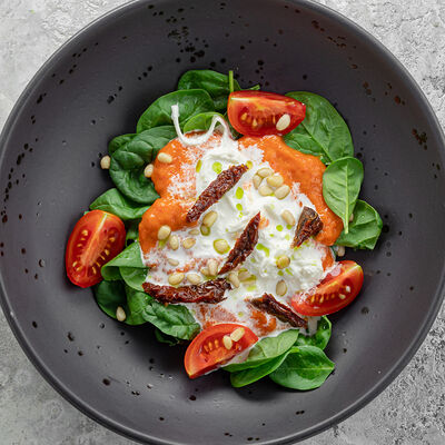 Салат со страчателлой и мусом из печеного перца в Нектарин по цене 610 ₽