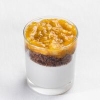 Кокосовый мусс, штрейзель с чипсами кокоса, конфи экзотик-банан в Gallery to go