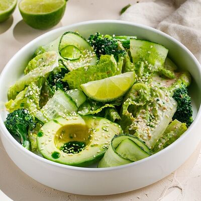 Салат с авокадо и ореховой заправкой в Мангал&Грузия по цене 650 ₽