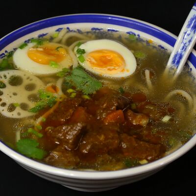 Рамен с тушеной говядиной и овощами в CRGO по цене 400 ₽