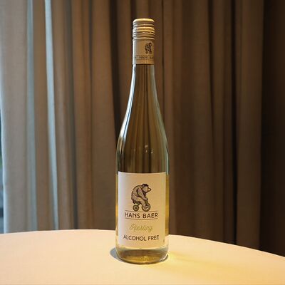 Безалкогольное белое Hans Baer Riesling в УГОДНИКИ по цене 4030 ₽