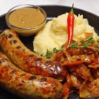 Румяные колбаски на гриле в Будвар