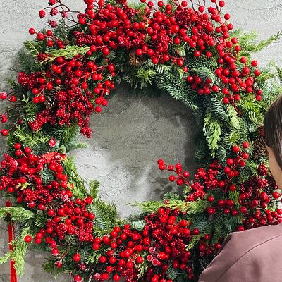 Хвойный венок нобилис с красными ягодами на новый год в Дарите красиво по цене 10490 ₽