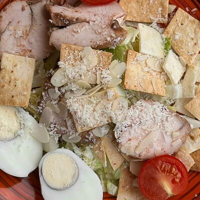 Русский Цезарь с курицей и миндальными лепестками в Блин & Coffee по цене 384 ₽
