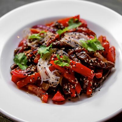 Салат теплый с фунчозой и говядиной гриль в Meal me по цене 540 ₽