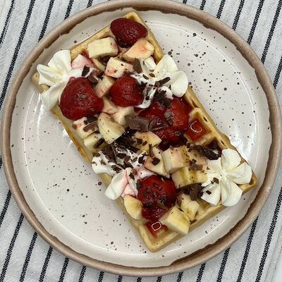 Ванильная вафля с кремом, бананом и клубничным вареньем 200 гр в ZEBRA по цене 390 ₽