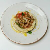 Строганов с белыми грибами с картофельным пюре в Harbor