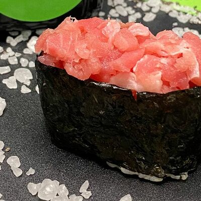 Гункан Тунец в Woow Sushi по цене 200 ₽