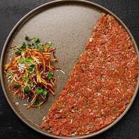 Классический тартар из говядины в MEAT HAPPENS BBQ