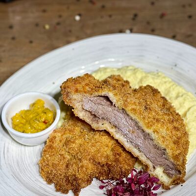 Шницель говяжий с картофельным пюре в Ramada по цене 1000 ₽