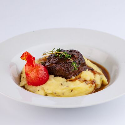 Телятина, томленая в печи с пюре в Черная Кошка по цене 789 ₽