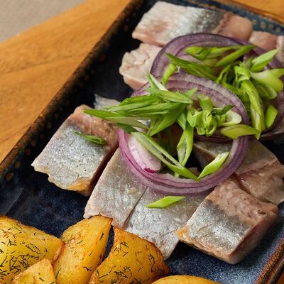 Сельдь малосольная с молодым картофелем и луком в Винегрет по цене 490 ₽