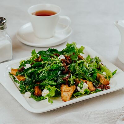 Салат с курочкой и вялеными томатами в Balance cafe по цене 879 ₽