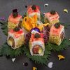Ролл из камчатского краба, тунца блюфин, лосося, черной икры, авокадо с пряным соусом в Bluefin по цене 7020