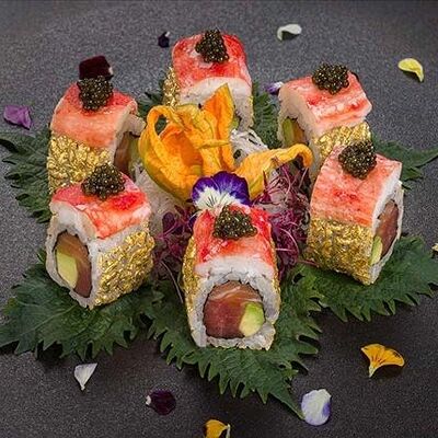 Ролл из камчатского краба, тунца блюфин, лосося, черной икры, авокадо с пряным соусом в Bluefin по цене 7020 ₽