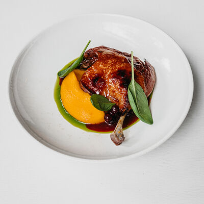 Утиная ножка конфи с пряным морковным пюре и брусникой в Клёво по цене 1660 ₽