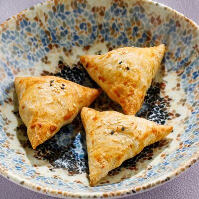 Хрустящая самса с курицей в Чайхана Пахвала по цене 320 ₽