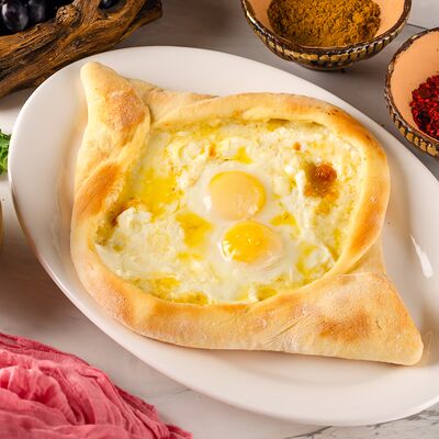 Хачапури по-аджарски в Тбилиси по цене 800 ₽