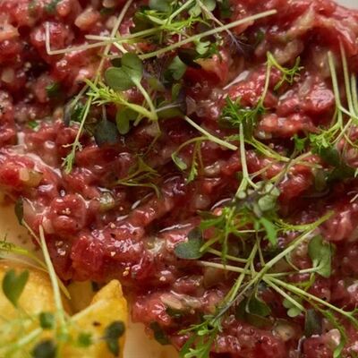 Тартар из мраморной говядины с картофелем фрив MeatBarrique по цене 1140 ₽