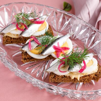 Бутерброды с килькой и маринованным луком в Катюша Katyusha по цене 350