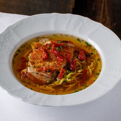 Бульон с цыпленком, домашней лапшой и вялеными томатами в Salone Pasta & Bar по цене 990 ₽